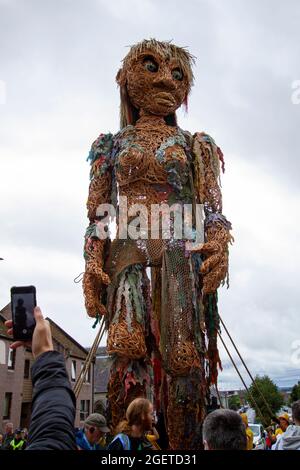 Alloa, Écosse, Royaume-Uni. 21 août 2021. La marionnette domine les spectateurs. STORM, par compagnie de théâtre, Vision Mechanics, promenades à Alloa. Cette marionnette de 10 mètres de haut raconte l'histoire des océans en crise. STORM est une déesse mythique de la mer, entièrement faite de matériaux recyclés et naturels. Le projet nous encourage tous à célébrer nos mers, à prendre soin de nos côtes et à donner la priorité à l'environnement. Credit: Iain McGuinness / Alamy Live News Banque D'Images