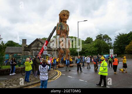 Alloa, Écosse, Royaume-Uni. 21 août 2021. STORM, par compagnie de théâtre, Vision Mechanics, promenades à Alloa. Cette marionnette de 10 mètres de haut raconte l'histoire des océans en crise. STORM est une déesse mythique de la mer, entièrement faite de matériaux recyclés et naturels. Le projet nous encourage tous à célébrer nos mers, à prendre soin de nos côtes et à donner la priorité à l'environnement. Credit: Iain McGuinness / Alamy Live News Banque D'Images