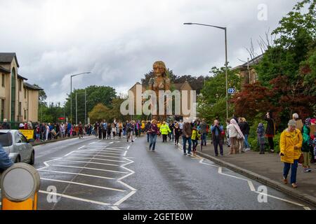 Alloa, Écosse, Royaume-Uni. 21 août 2021. Des foules marchent avec elle. STORM, par compagnie de théâtre, Vision Mechanics, promenades à Alloa. Cette marionnette de 10 mètres de haut raconte l'histoire des océans en crise. STORM est une déesse mythique de la mer, entièrement faite de matériaux recyclés et naturels. Le projet nous encourage tous à célébrer nos mers, à prendre soin de nos côtes et à donner la priorité à l'environnement. Credit: Iain McGuinness / Alamy Live News Banque D'Images