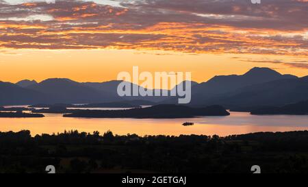 Loch Lomond, Écosse, Royaume-Uni - coucher de soleil depuis Duncryne Hill, vue sur Inchcaillloch avec Ben Lomond au loin Banque D'Images