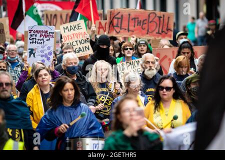 Manchester, Royaume-Uni. 21 août 2021. Des manifestants avec des pancartes défilaient depuis Piccadilly Gardens. Des manifestations à travers le pays ont été organisées en raison du projet de loi sur la police, la criminalité et la peine qui, s'il est adopté, introduirait une nouvelle législation autour des manifestations. Credit: Andy Barton/Alay Live News Banque D'Images