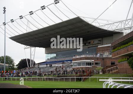 Sunbury-on-Thames, Middlesex, Royaume-Uni. 20 août 2021. The Grandstand at Kempton Park races. Crédit : Maureen McLean/Alay Banque D'Images