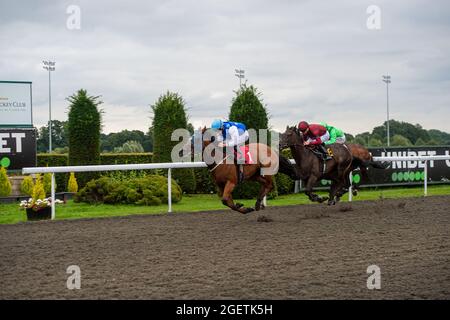 Sunbury-on-Thames, Middlesex, Royaume-Uni. 20 août 2021. Jockey Rhys Clutterbuck remporte les racingtv.com piquets handicap (classe 5) sur le cheval Rafiot. Entraîneur, Gary Moore, Horsham. Crédit : Maureen McLean/Alay Banque D'Images