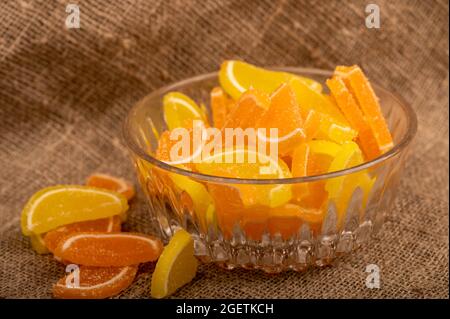 Tranches de citron marmelade multicolores dans un vase en verre, gros plan, mise au point sélective Banque D'Images