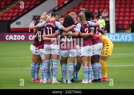 Walsall, Royaume-Uni. 07e août 2021. Les joueurs d'Aston Villa se caucus lors du match de football amical avant la saison entre Aston Villa et Everton au stade Banks's à Walsall, Angleterre crédit: SPP Sport Press photo. /Alamy Live News Banque D'Images