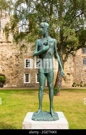 Statue de bronze du roi Edmund comme jeune homme tenant une croix. Par Dame Elizabeth Frenk.Bury St edmunds, Suffolk, Angleterre Banque D'Images