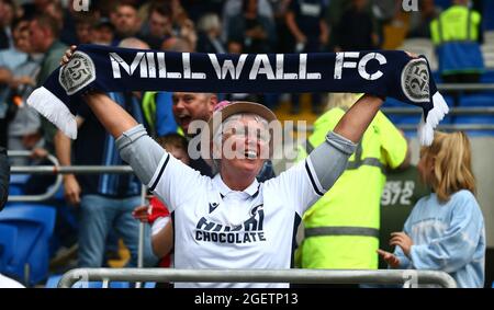 Cardiff City Stadium, Cardiff, Royaume-Uni. 21 août 2021. EFL Championship football, Cardiff City versus Millwall ; le fan de Millwall fête après les scores de Benik Afobe of Millwall dans la 76e minute pour le faire 2-1 crédit: Action plus Sports/Alay Live News Banque D'Images