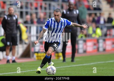 Rotherham, Royaume-Uni. 21 août 2021. Jack Hunt #32 de Sheffield mercredi avec le ballon à Rotherham, Royaume-Uni le 8/21/2021. (Photo de Simon Whitehead/News Images/Sipa USA) crédit: SIPA USA/Alay Live News Banque D'Images