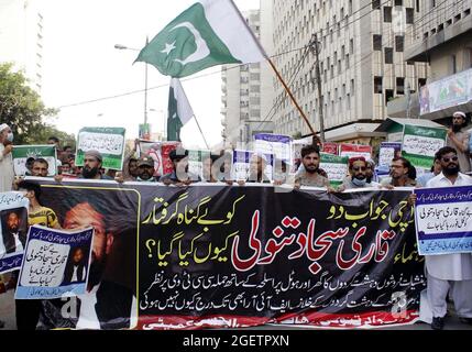 Des membres du Comité d'action de libération de Qari Sajjad Tanoli tiennent une manifestation pour sa libération de prison, au club de presse de Karachi le samedi 21 août 2021. Banque D'Images