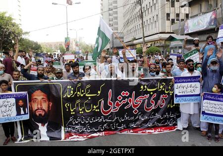 Des membres du Comité d'action de libération de Qari Sajjad Tanoli tiennent une manifestation pour sa libération de prison, au club de presse de Karachi le samedi 21 août 2021. Banque D'Images