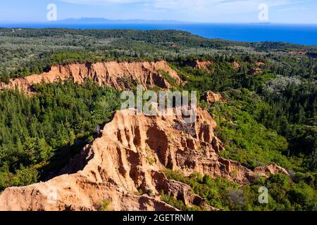 Vue aérienne des canyons rouges près de la plage de Gjipe sur la riviera albanaise, Albanie, Europe Banque D'Images