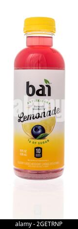 Winneconne, WI -20 août 2021 : une bouteille de boisson à la limonade Bai sur un fond isolé Banque D'Images