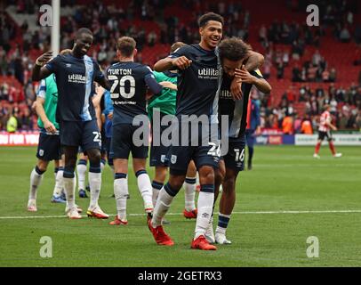 Levi Colwill (à gauche) et Sorba Thomas fêtent après le match du championnat Sky Bet à Bramall Lane, Sheffield. Date de la photo: Samedi 21 août 2021. Banque D'Images