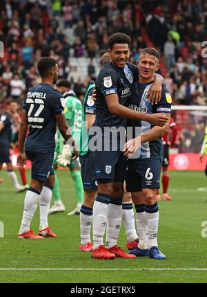 Levi Colwill (à gauche) et Jonathan Hogg, de Huddersfield Town, se disputeront après le match du championnat Sky Bet à Bramall Lane, Sheffield. Date de la photo: Samedi 21 août 2021. Banque D'Images