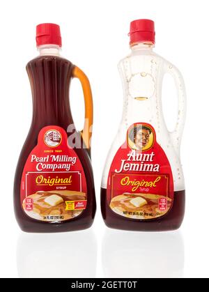 Winneconne, WI -20 août 2021: Une bouteille de Pearl Milling Original et Aunt Jemima sirop sur un fond isolé Banque D'Images