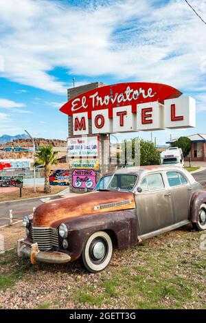 1940 Cadillac série 40-62 à l'extérieur du motel El Trovatore sur la route 66 à Kingsman, Arizona Banque D'Images