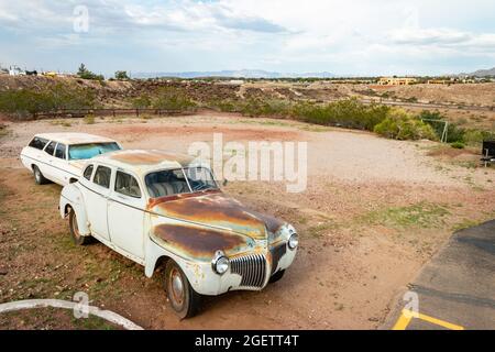 Berline de luxe 1941 de Soto 4 portes au soleil du soir sur la route 66 à Kingman Arizona Banque D'Images