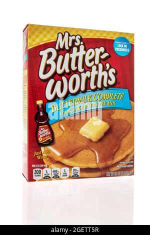 Winneconne, WI -20 août 2021: Un paquet de Mrs Butterworths mélange de crêpes de babeurre sur un fond isolé Banque D'Images