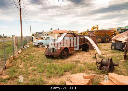 Camion 1941 de pick-up à deux roues de 1 1/2 tonnes de Chevrolet d'époque rouillée sur la route 66 à Kingman, arizona Banque D'Images