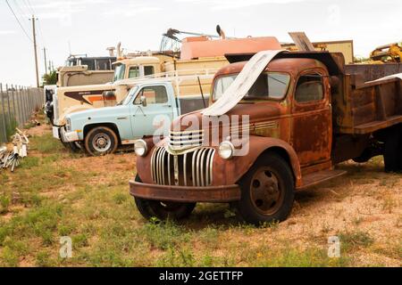 Camion 1941 de pick-up à deux roues de 1 1/2 tonnes de Chevrolet d'époque rouillée sur la route 66 à Kingman, arizona Banque D'Images