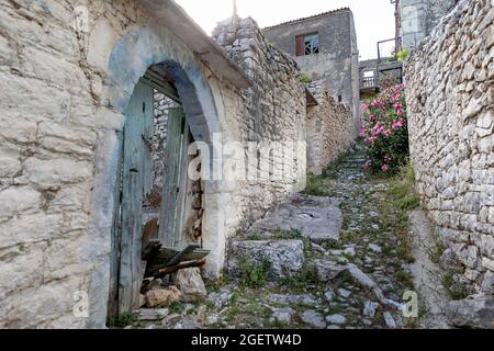 Porte dans le vieux village de Qeparo, Albanie Banque D'Images