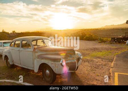 Berline de luxe 1941 de Soto 4 portes au soleil du soir sur la route 66 à Kingman Arizona Banque D'Images