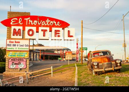 1940 Cadillac série 40-62 à l'extérieur du motel El Trovatore sur la route 66 à Kingsman, Arizona Banque D'Images