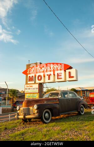 1940 Cadillac série 40-62 à l'extérieur du motel El Trovatore sur la route 66 à Kingsman, Arizona Banque D'Images