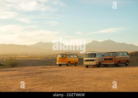 Rangée de campeurs de bus classiques Volkswagen Kombi dans le désert près de Kingman Arizona Banque D'Images