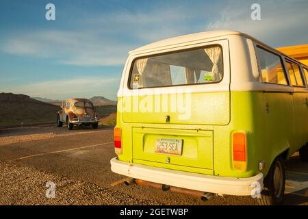 Vue arrière de Classic 1970 Type 2 Volkswagen bus Kombi et VW Beetle dans le désert près de Kingman Arizona Banque D'Images