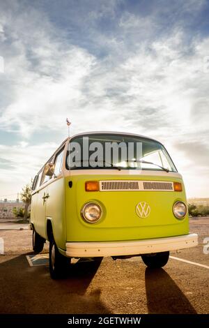 Classique années 1970 Type 2 Volkswagen bus Kombi dans le désert près de Kingman Arizona Banque D'Images