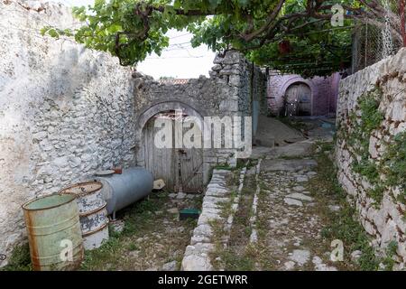 Porte dans le vieux village de Qeparo, Albanie Banque D'Images