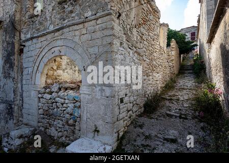 Les vieilles maisons en ruines dans le village de Qeparo, en Albanie Banque D'Images