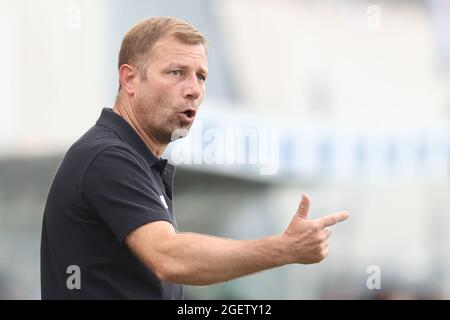 21 août 2021, Bavière, Fürth: Football: Bundesliga, SpVgg Greuther Fürth - Arminia Bielefeld, Matchday 2 au Sportpark Ronhof Thomas Sommer. L'entraîneur de Bielefeld Frank Kramer fait des gestes sur la touche. Photo: Daniel Karmann/dpa - NOTE IMPORTANTE: Conformément aux règlements du DFL Deutsche Fußball Liga et/ou du DFB Deutscher Fußball-Bund, il est interdit d'utiliser ou d'utiliser des photos prises dans le stade et/ou du match sous forme de séquences d'images et/ou de séries de photos de type vidéo. Banque D'Images