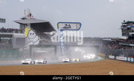 91 Bruni Gianmaria (ita), Lietz Richard (aut), Makowiecki Frederic (fra), Porsche GT Team, Porsche 911 RSR - 19, début de l'action de la course, départ, pendant les 24 heures du Mans 2021, 4ème tour du Championnat mondial d'endurance FIA 2021, FIA WEC, sur le circuit de la Sarthe, Du 21 au 22 août 2021 au Mans, France - photo Frédéric le Floc'h / DPPI Banque D'Images