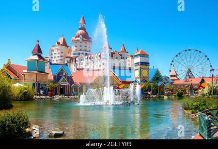 Sotchi, Russie - 1 juin 2021 : Parc à thème de Sotchi avec attractions. Territoire de Krasnodar, Russie Banque D'Images