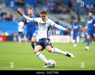 Cardiff City Stadium, Cardiff, Royaume-Uni. 21 août 2021. EFL Championship football, Cardiff City versus Millwall; Connor Mahoney de Millwall tire à but crédit: Action plus Sports/Alamy Live News Banque D'Images