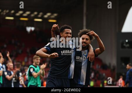 Levi Colwill (à gauche) et Sorba Thomas d'Huddersfield Town reconnaissent les fans après le match du championnat Sky Bet à Bramall Lane, Sheffield. Date de la photo: Samedi 21 août 2021. Banque D'Images