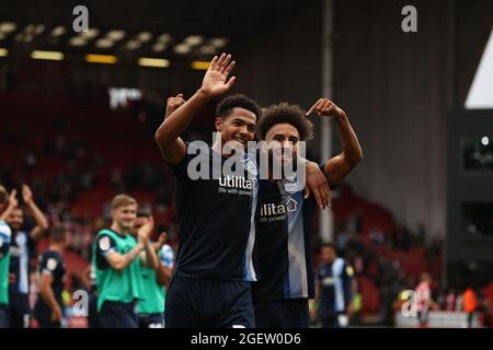 Levi Colwill (à gauche) et Sorba Thomas d'Huddersfield Town reconnaissent les fans après le match du championnat Sky Bet à Bramall Lane, Sheffield. Date de la photo: Samedi 21 août 2021. Banque D'Images