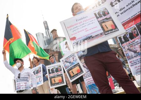 21 août 2021, Hessen, Francfort-sur-le-main: Les participants se réunissent lors d'une manifestation solidaire de la situation du peuple afghan. La manifestation a été organisée par différents groupes sociaux. Photo: Sebastian Gollnow/dpa Banque D'Images