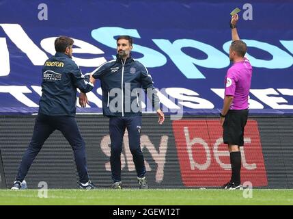 Arbitre David Webb montre une carte jaune à l'assistant de lecture Marko Mitrovic pendant le match du championnat Sky Bet à l'arène Coventry Building Society, Coventry. Date de la photo: Samedi 21 août 2021. Banque D'Images