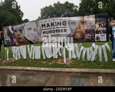 Londres, Royaume-Uni. 21 août 2021. Les partisans britanniques de Netflix, qui ont organisé UNE campagne meurtrière, ont organisé un rassemblement sur la place du Parlement, dans le but de lutter pour la justice contre Steven Avery et Brendan Dassy, qui, selon eux, ont été encadrés et condamnés à tort pour meurtre commis en 2006. Le cas des deux hommes était une véritable sensation de crime de Netflix faite en 2015. Peter Marshall/Alay Live News Banque D'Images