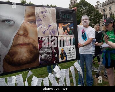 Londres, Royaume-Uni. 21 août 2021. Les partisans britanniques de Netflix, qui ont organisé UNE campagne meurtrière, ont organisé un rassemblement sur la place du Parlement, dans le but de lutter pour la justice contre Steven Avery et Brendan Dassy, qui, selon eux, ont été encadrés et condamnés à tort pour meurtre commis en 2006. Le cas des deux hommes était une véritable sensation de crime de Netflix faite en 2015. Peter Marshall/Alay Live News Banque D'Images