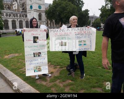 Londres, Royaume-Uni. 21 août 2021. Les partisans britanniques de Netflix, qui ont organisé UNE campagne meurtrière, ont organisé un rassemblement sur la place du Parlement, dans le but de lutter pour la justice contre Steven Avery et Brendan Dassy, qui, selon eux, ont été encadrés et condamnés à tort pour meurtre commis en 2006. Le cas des deux hommes était une véritable sensation de crime de Netflix faite en 2015. Peter Marshall/Alay Live News Banque D'Images