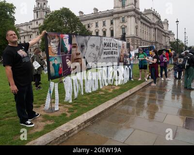 Londres, Royaume-Uni. 21 août 2021. Les partisans britanniques de Netflix, qui ont organisé UNE campagne meurtrière, ont organisé un rassemblement sur la place du Parlement, dans le but de lutter pour la justice contre Steven Avery et Brendan Dassy, qui, selon eux, ont été encadrés et condamnés à tort pour meurtre commis en 2006. Le cas des deux hommes était une véritable sensation de crime de Netflix faite en 2015. Peter Marshall/Alay Live News Banque D'Images