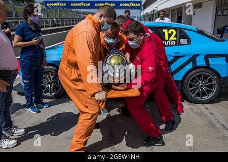 Médical, extraction, pendant la course WTCR 2021 de la FIA de Hongrie, 4ème tour de la FIA World Touring car Cup 2021, Hungaroring, du 20 au 22 août 2021 à Budapest - photo Gregory Lenormand / DPPI Banque D'Images