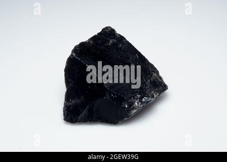 Pierre obsidienne noire naturelle sur fond Banque D'Images