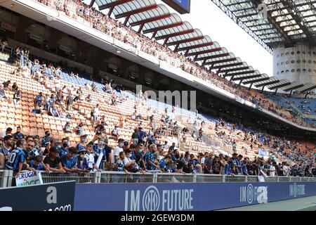 Les fans assistent à la série D'UN match de football 2021/22 entre le FC Internazionale et Gênes CFC au stade Giuseppe Meazza, Milan, Italie, le 21 août 2021 - photo FCI / Fabrizio Carabelli / LM Banque D'Images