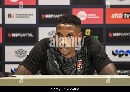 Bournemouth, Royaume-Uni. 21 août 2021. Marvin Ekpiteta #21 de Blackpool parle au match de presse de Bournemouth, Royaume-Uni, le 8/21/2021. (Photo de Mark Cosgrove/News Images/Sipa USA) crédit: SIPA USA/Alay Live News Banque D'Images