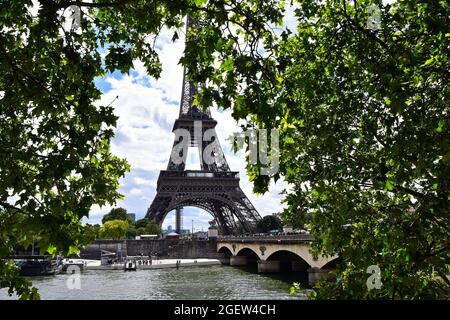 La vue de la Tour Eiffel à travers les arbres, Paris, France, Europe Banque D'Images